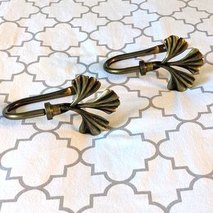 Three Pronged Leaf Curtain Holdback